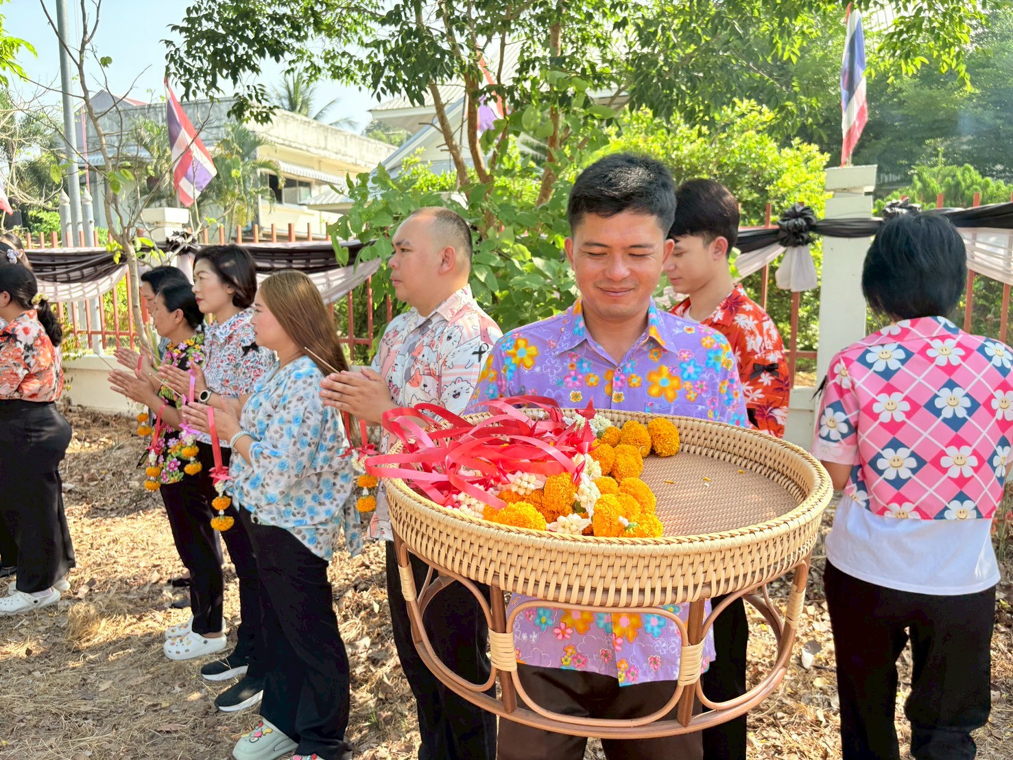 title - ส.ป.ก. ยโสธร จัดพิธีเจริญพระพุทธมนต์ทำบุญถวายภัตตาหารเพลแด่พระสงฆ์ พิธีสักการะศาลเจ้าที่และสิ่งศักดิ์สิทธิ์ประจำสำนักงาน เนื่องในเทศกาลวันขึ้นปีใหม่ไทย